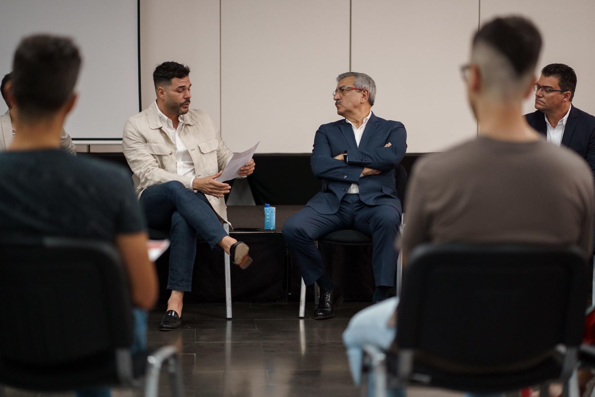 El candidato a la presidencia de Canarias por Nueva Canarias, Román Rodríguez, y el presidente de la Asociación de Jóvenes Empresarios de Canarias (AJE), Agoney Melián./ EFE - RAMÓN DE LA ROCHA 