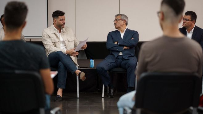El candidato a la presidencia de Canarias por Nueva Canarias, Román Rodríguez, y el presidente de la Asociación de Jóvenes Empresarios de Canarias (AJE), Agoney Melián./ EFE - RAMÓN DE LA ROCHA 