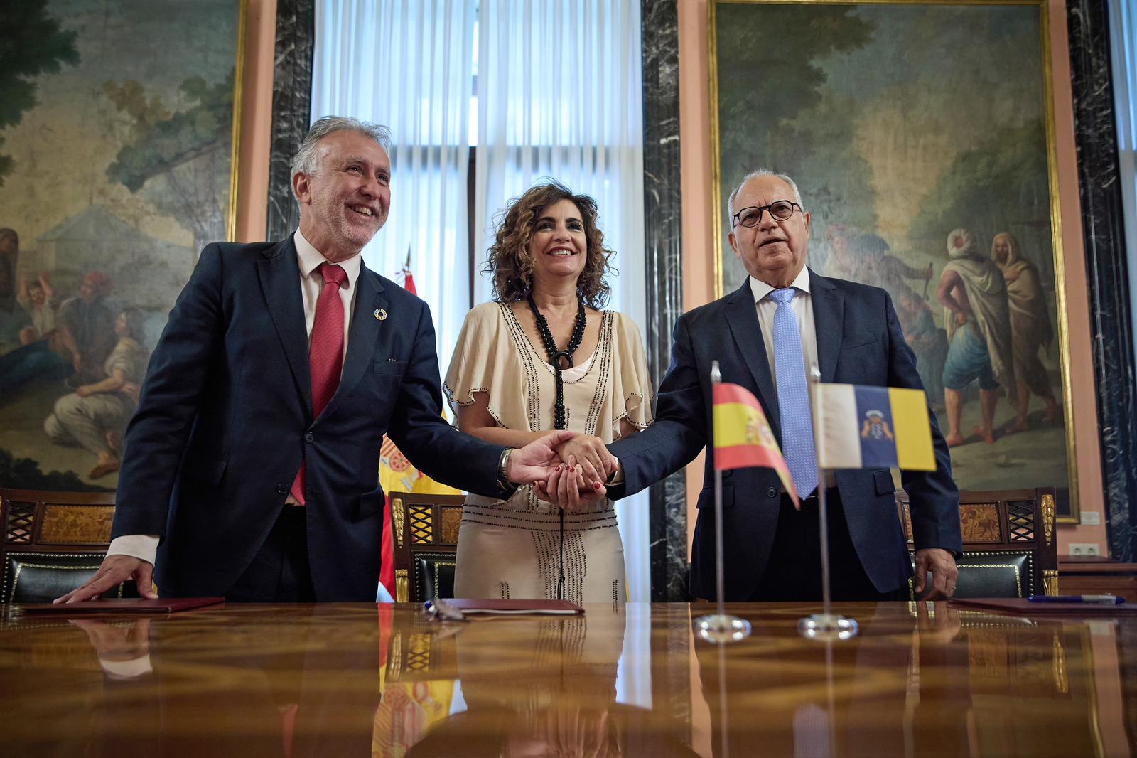 Ángel Víctor Torres, María Jesús Montero y Casimiro Curbelo, durante la firma del protocolo de la Estrategia Gomera 36./