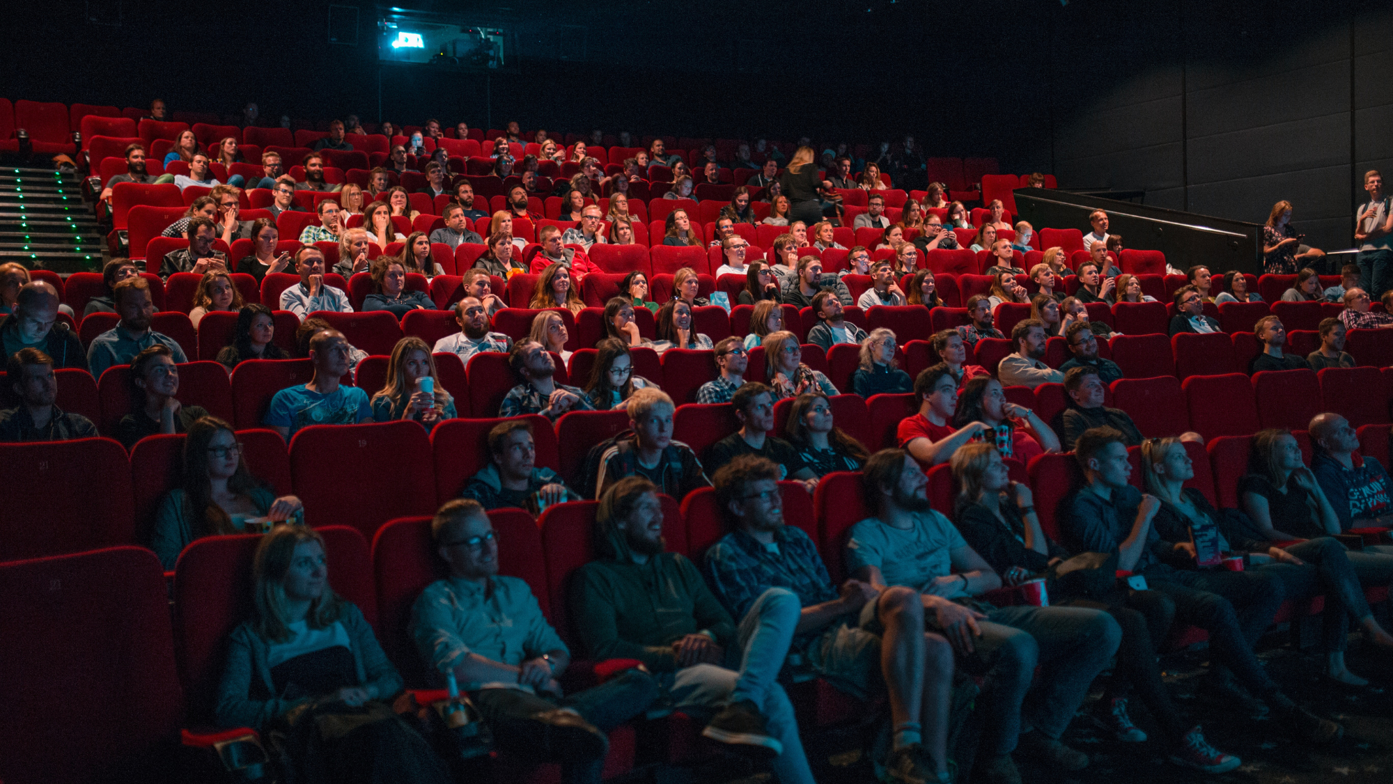 Una sala de cine durante la proyección de una película. / UNSPLASH 