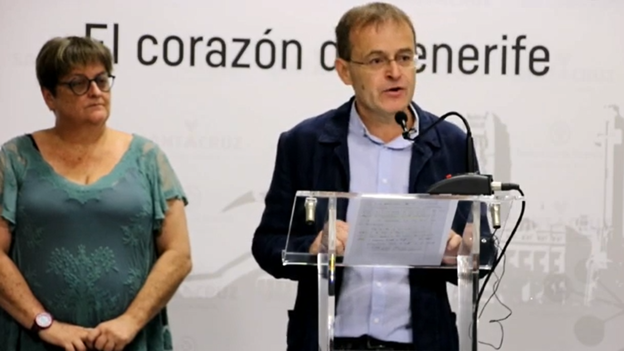 El portavoz de Unidas Podemos en el Ayuntamiento de Santa Cruz de Tenerife, Ramón Trujillo, junto a la concejal Dolores Espinosa, del mismo partido./ AYUNTAMIENTO SANTA CRUZ