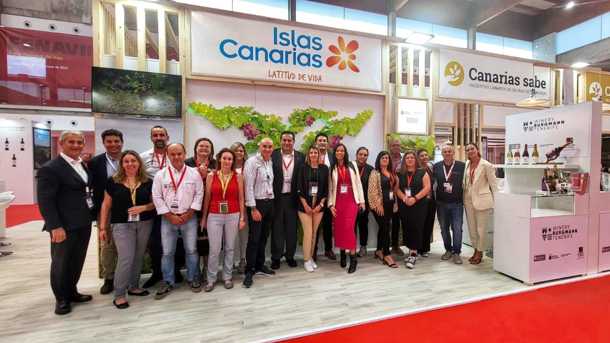 El director de Agrobank en Canarias con bodegueros de las Islas  CAIXABANK 