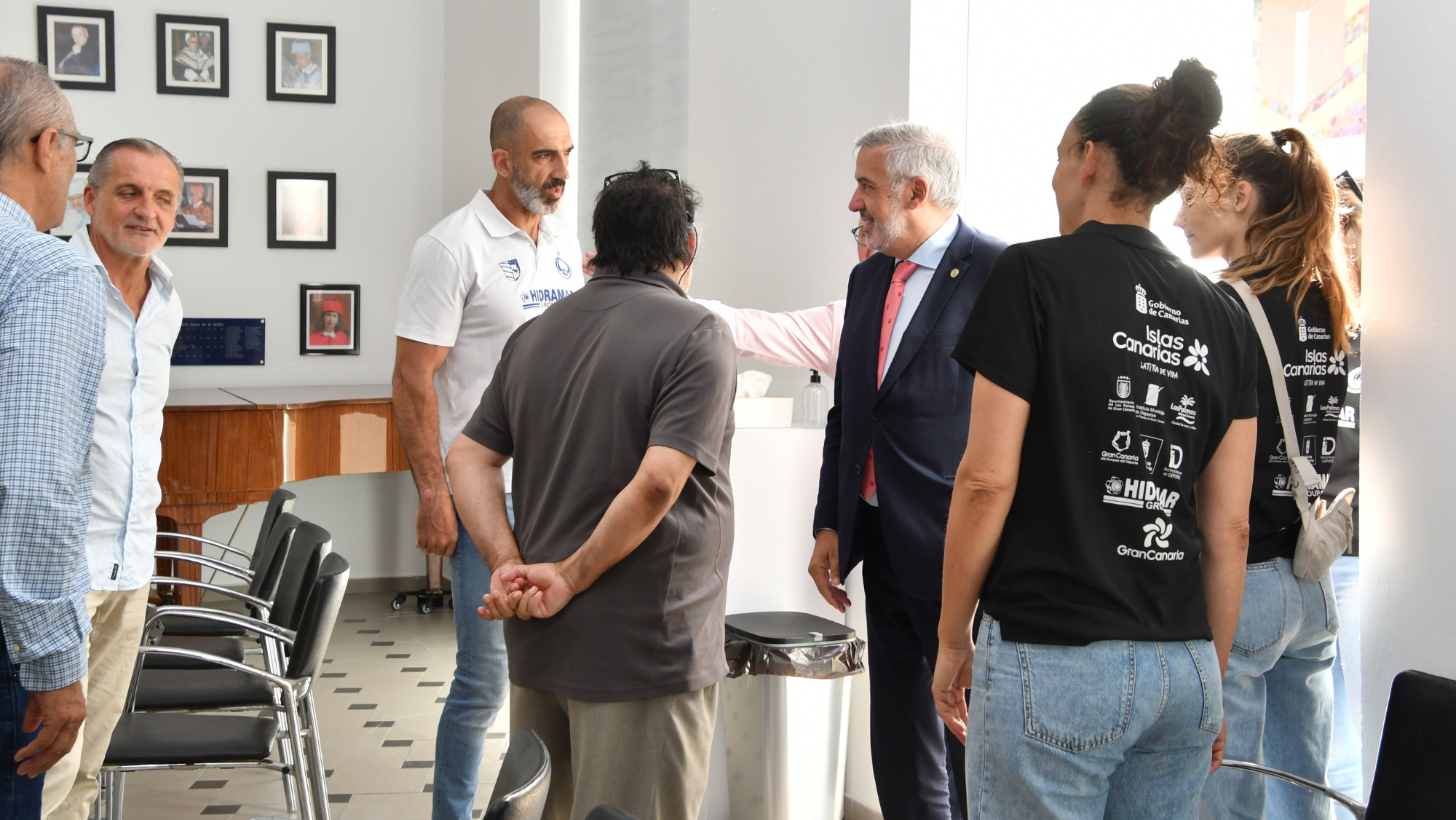 Lluís Serra con la representación de las ganadoras / ULPGC