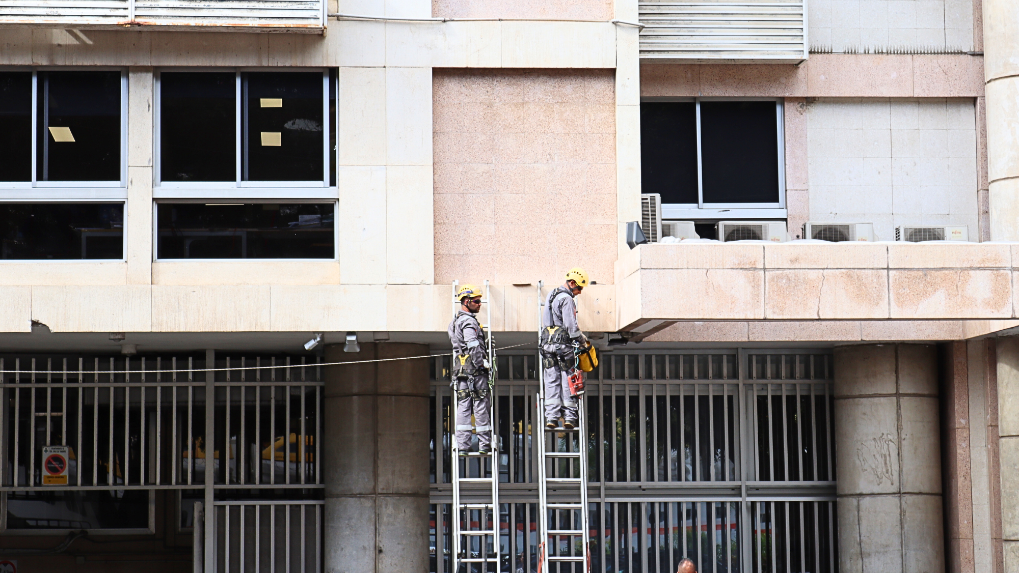 Trabajadores en una calle de Santa Cruz de Tenerife (Canarias). / ATLÁNTICO HOY