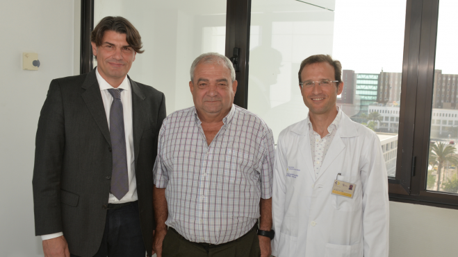 Donato Monopoli y Doctor José Ramón Cano junto a un paciente / GOBIERNO DE CANARIAS