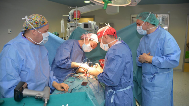Equipo de cirujanos del Hospital Insular en una intervención / EUROPA PRESS