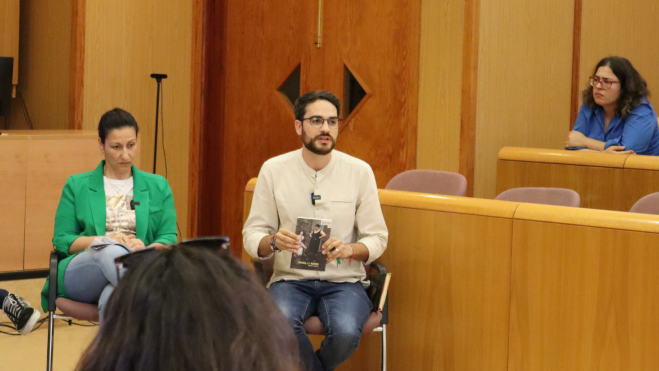 Romén Arteaga sostiene el libro Panza de Burro en el debate cultural. ATLÁNTICO HOY