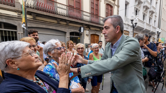 Manuel Domínguez saluda a algunas de sus simpatizantes / EFE - QUIQUE CURBELO