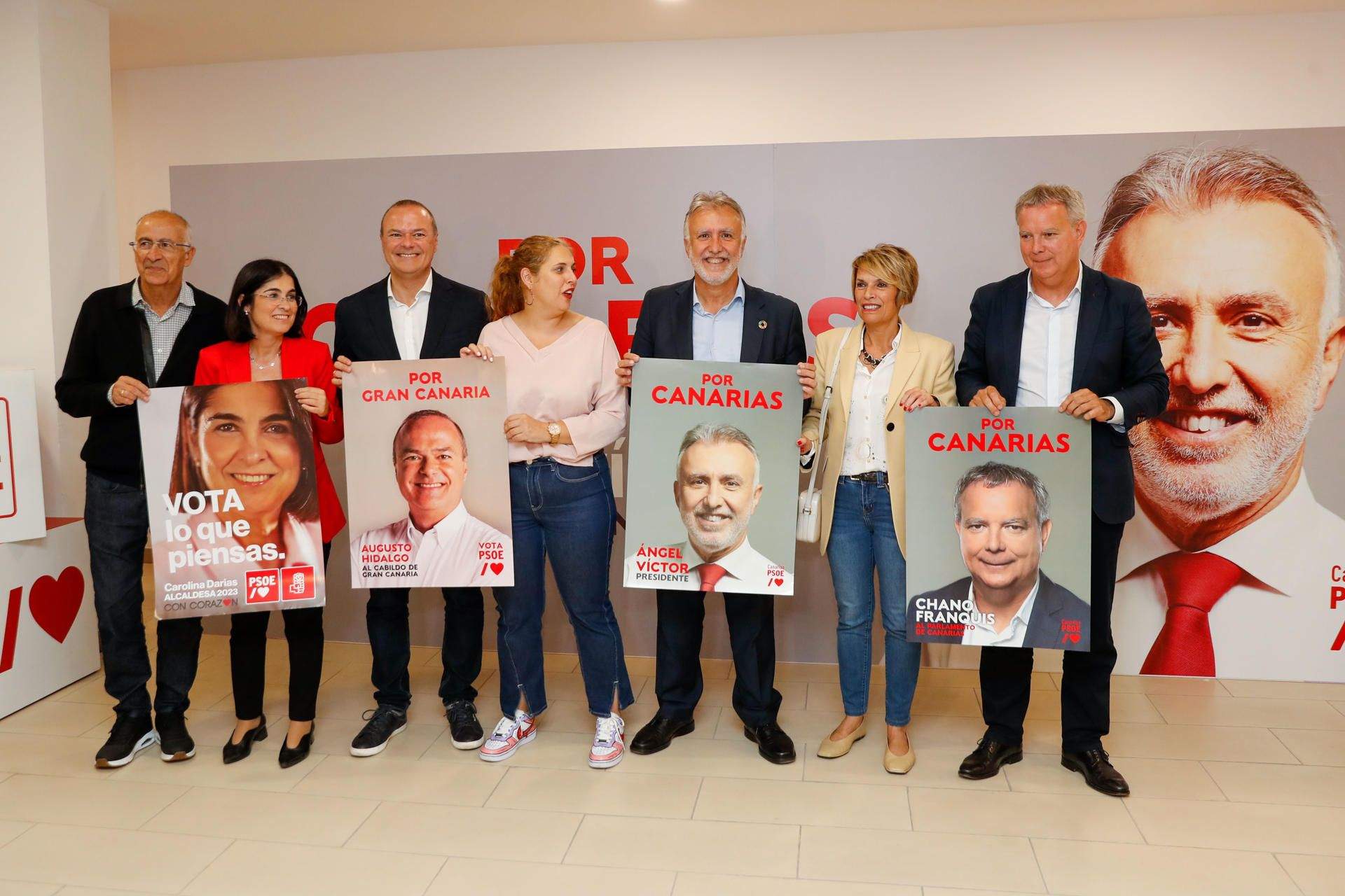 Hernández Spínola, Carolina Darias, Augusto Hidalgo, Isabel Mena, Ángel Víctor Torres, Elena Máñez y Sebastián Franquis sostienen los carteles electorales del PSOE canario. / ELVIRA URQUIJO-EFE