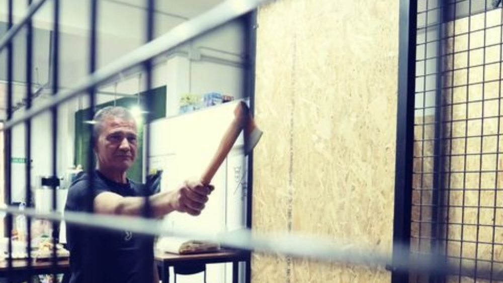 Un cliente de Valhalla Canarias tira un hacha en la galería./ VALHALLA CANARIAS