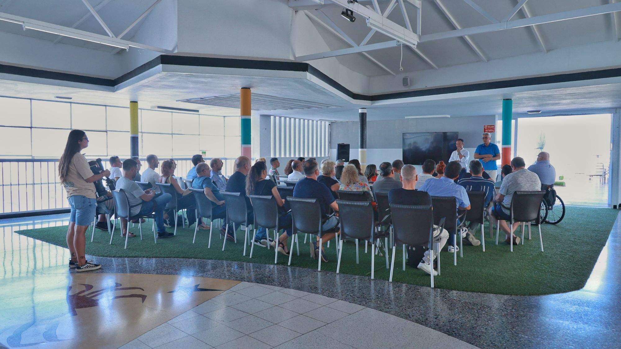 Carlos Tarife reunido con representantes de grupos del Carnaval en el Círculo de la Amistad XII de enero. / CEDIDA Carlos Tarife reunido con representantes de grupos del Carnaval en el Círculo de la Amistad XII de enero. / CEDIDA