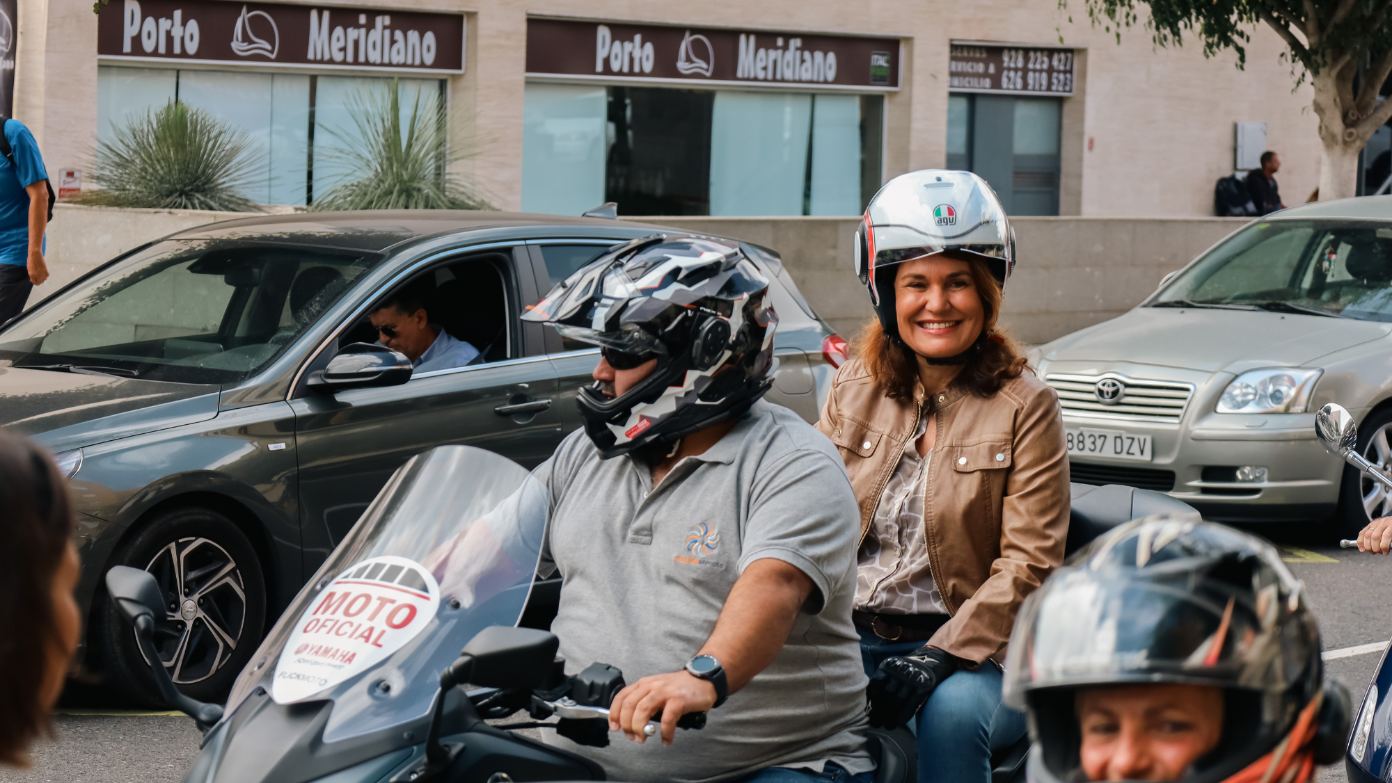Jimena Delgado sobre una moto en Las Palmas de Gran Canaria / PARTIDO POPULAR