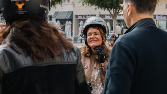 Jimena Delgado sobre una moto en Las Palmas de Gran Canaria / PARTIDO POPULAR