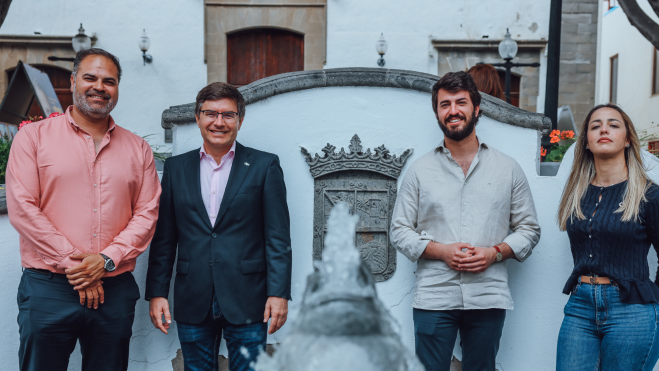 García Gallardo en la plaza de San Gregorio, en Telde, junto a sus compañeros de partido / VOX