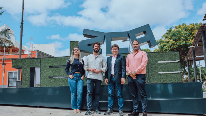 García Gallardo en la plaza de San Gregorio, en Telde, junto a sus compañeros de partido / VOX