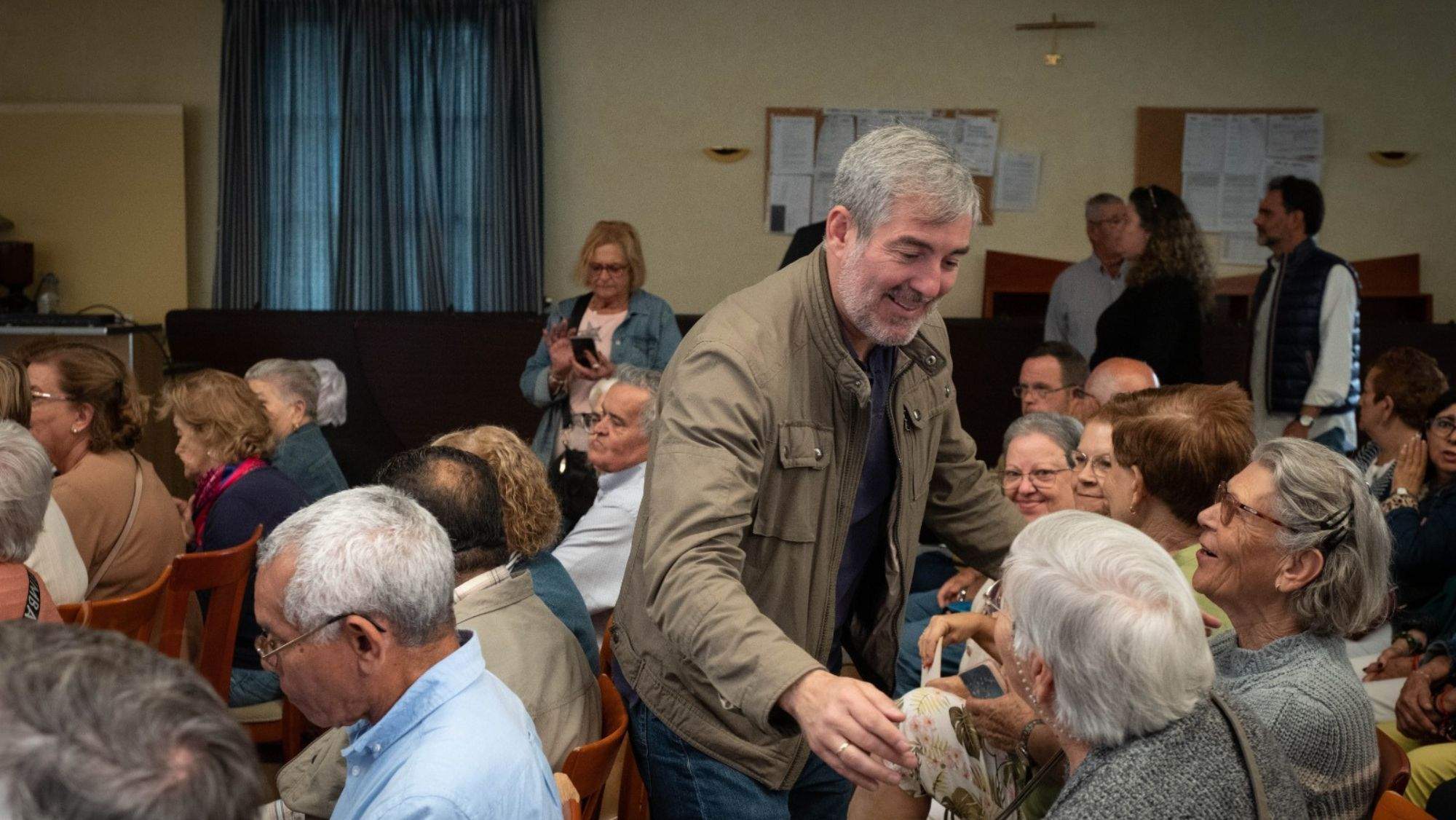 El candidato al Gobierno de Canarias, Fernando Clavijo, en un encuentro con personas mayores. / CEDIDA