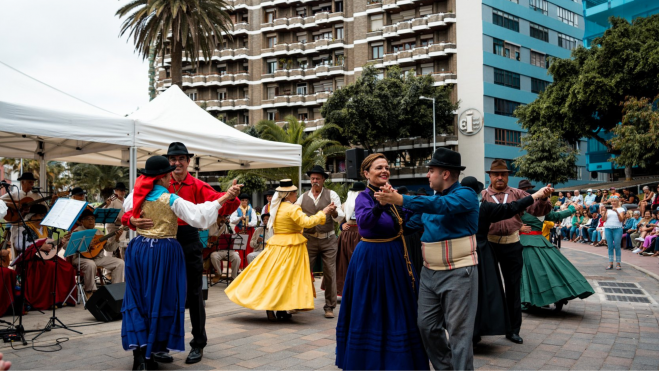 Actuación de folclore en Plaza España / YOLANDA MELIÁN