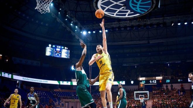 Shermadini lideró la anotación canarista empatando a 12 puntos con Jaime Fernández en la victoria frente a Unicaja en el Martín Carpena./ BCL. Shermadini lideró la anotación canarista empatando a 12 puntos con Jaime Fernández en la victoria frente a Unicaja en el Martín Carpena./ BCL.
