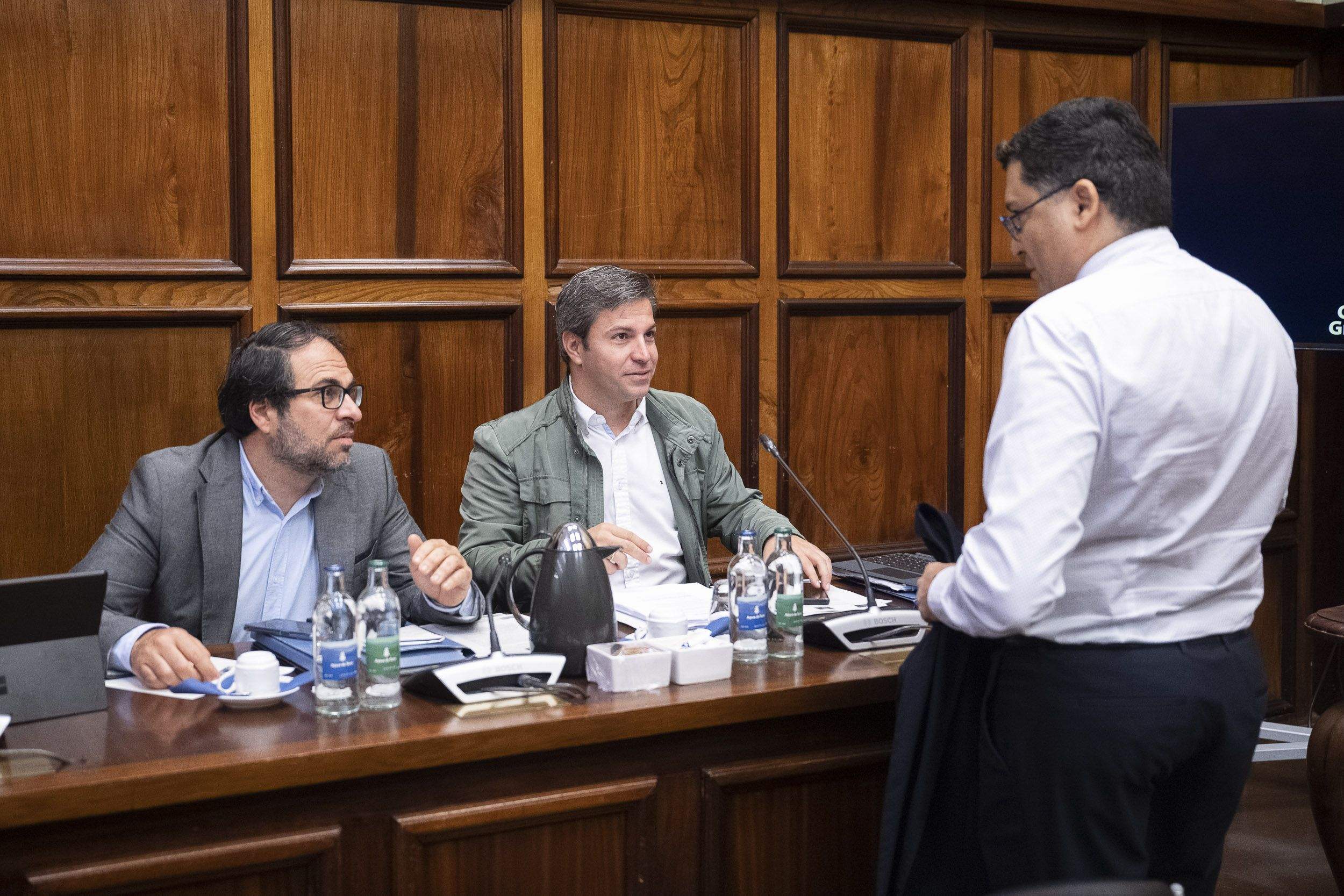Javier Ramos y Ruymán Santana conversan con Miguel Ángel Pérez durante el pleno de febrero del Cabildo grancanario. / AH