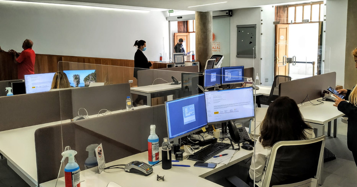Funcionarios de La Laguna en una de las oficinas municipales./ AYUNTAMIENTO DE LA LAGUNA