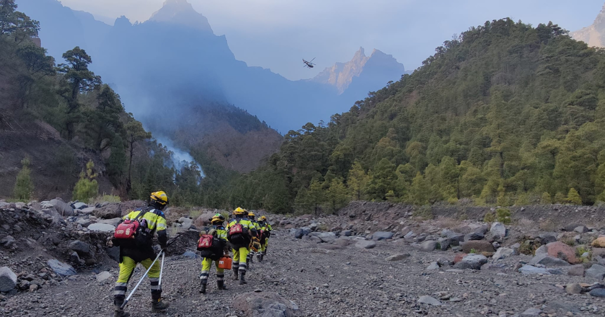 Los bomberos acuden a apagar el incendio de la Caldera del Taburiente en La Palma./ GOBIERNO DE CANARIAS