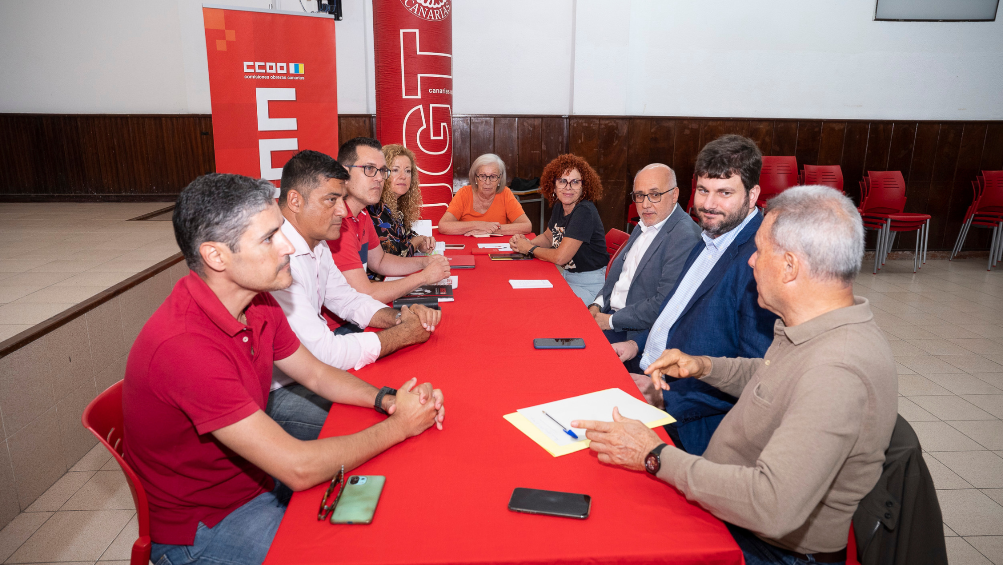 El presidente del Cabildo de Gran Canaria, Antonio Morales reunido con CCOO y UGT / NUEVA CANARIAS 