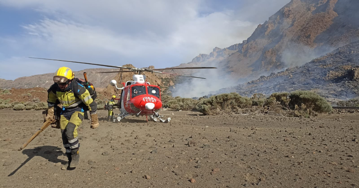 Medios aéreos de los bomberos trabajan para extinguir el incendio en el Parque Nacional del Teide./ GOBIERNO DE CANARIAS
