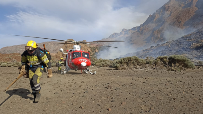 Medios aéreos de los bomberos trabajan para extinguir el incendio en el Parque Nacional del Teide./ GOBIERNO DE CANARIAS