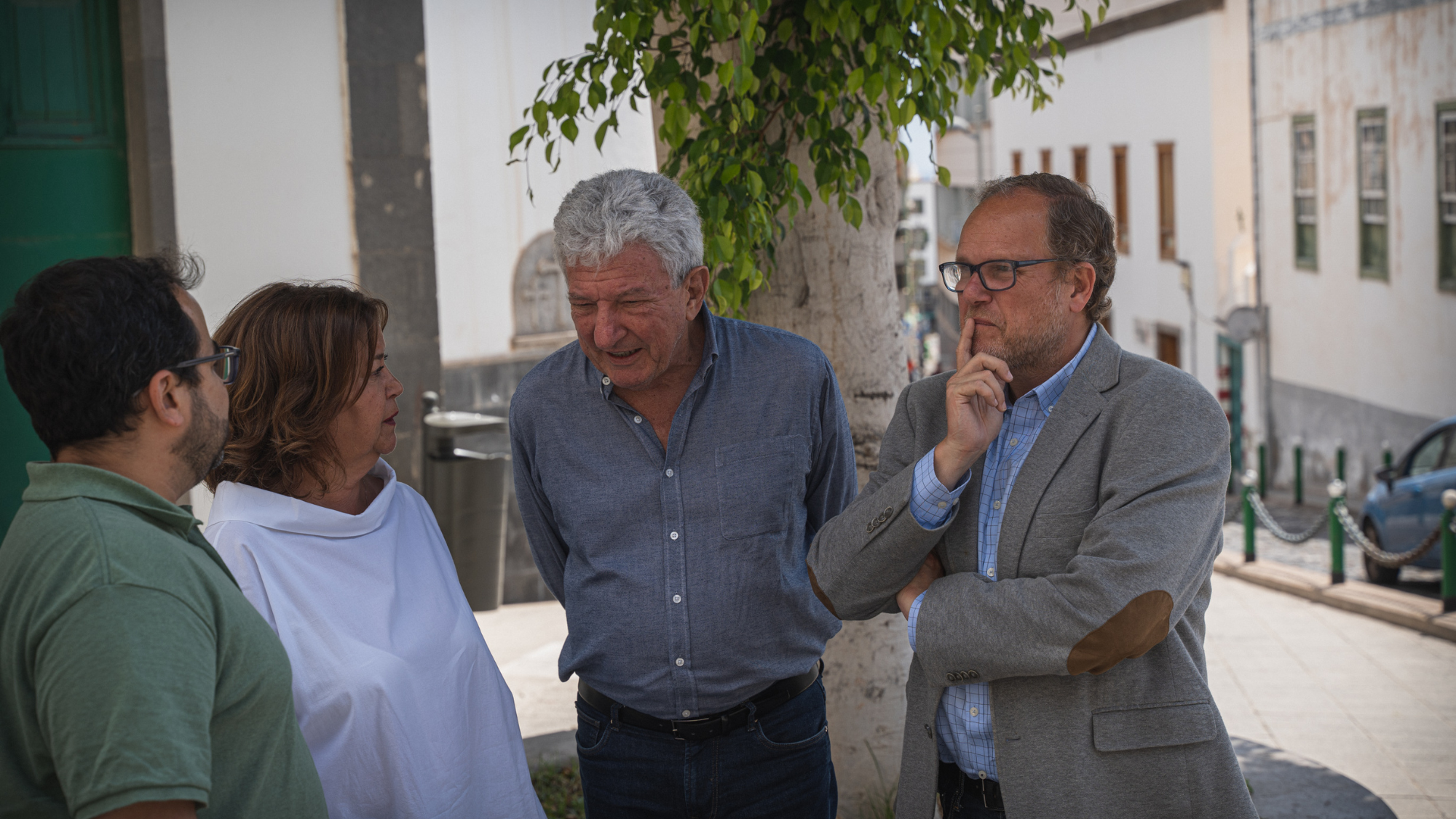 Pedro Quevedo durante la visita al barrio del Risco de San Nicolás / NUEVA CANARIAS