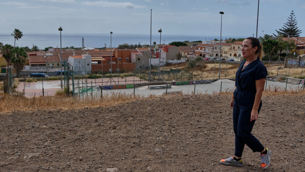 Patricia Hernández caminando por un descampado sobre las viejas instalaciones deportivas de Cuchillitos de Tristán./ CEDIDA