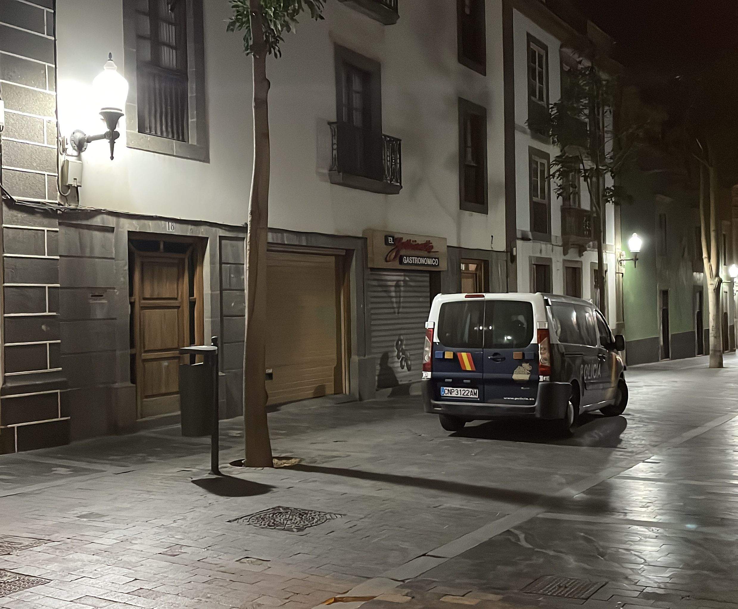 Automóvil de la Policía Nacional desplazado para desalojar a cuatro okupas / Archivo