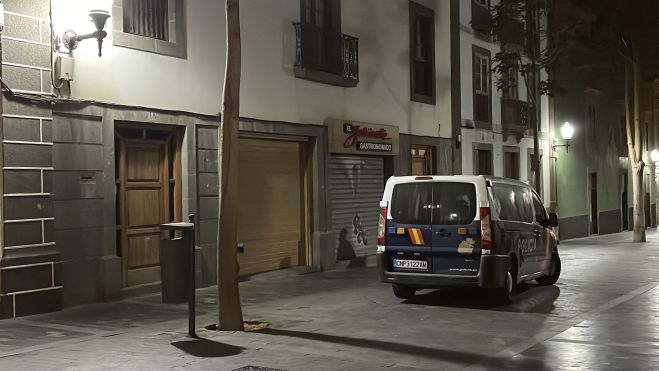 Automóvil de la Policía Nacional desplazado hasta la calle Torres para desalojar a cuatro okupas marroquíes