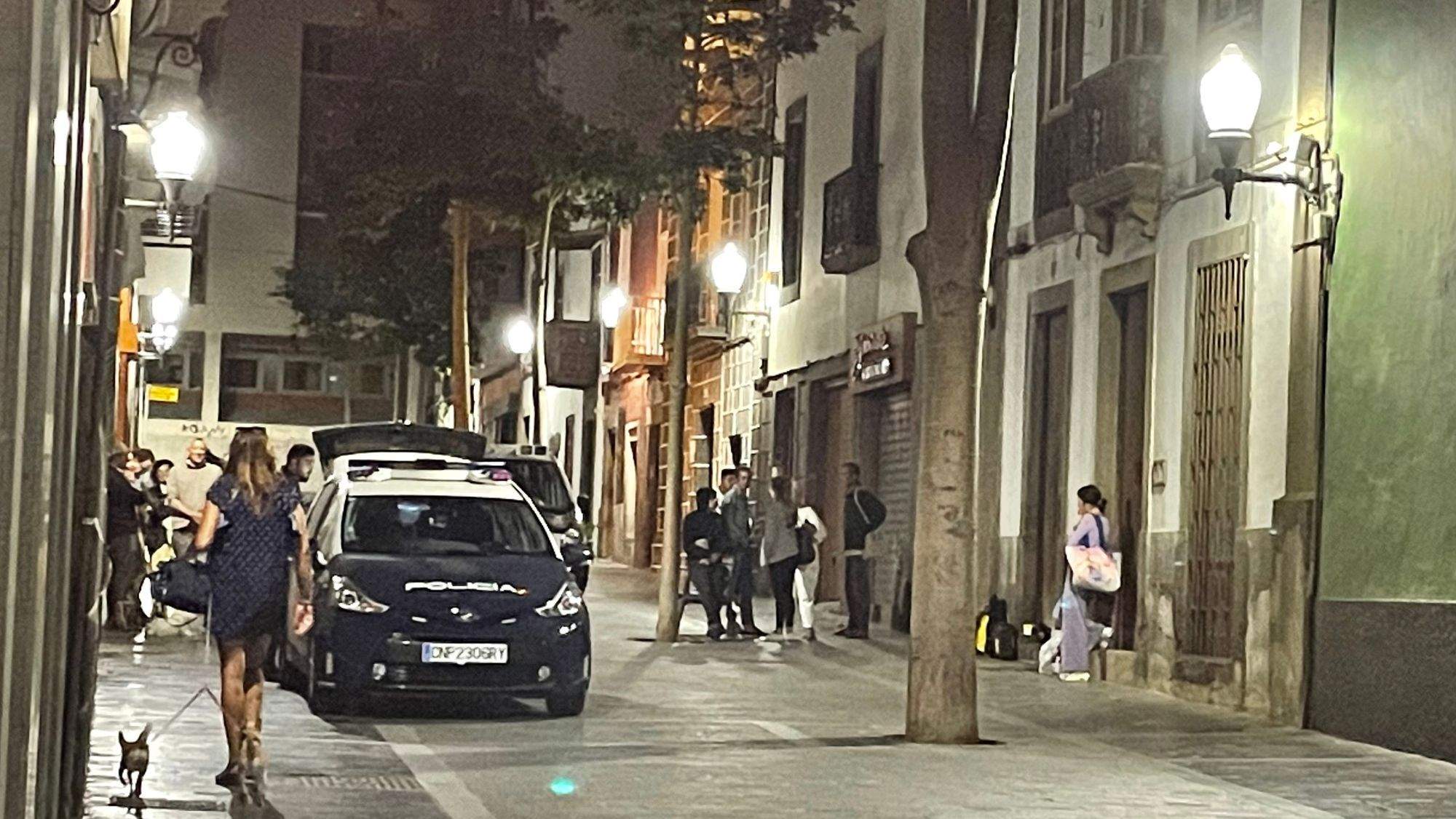 Momento en el que la Policía Nacional desalojó a cuatro okupas marroquíes de un edificio de la calle Torres. / AH