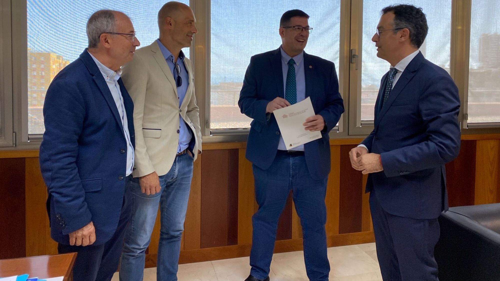 El concejal de Servicios Públicos y candidato a la alcaldía de Santa Cruz de Tenerife, Carlos Tarife (d), junto a representantes del CAF, con su presidente, Luis García al lado del edil. / CAF Tenerife