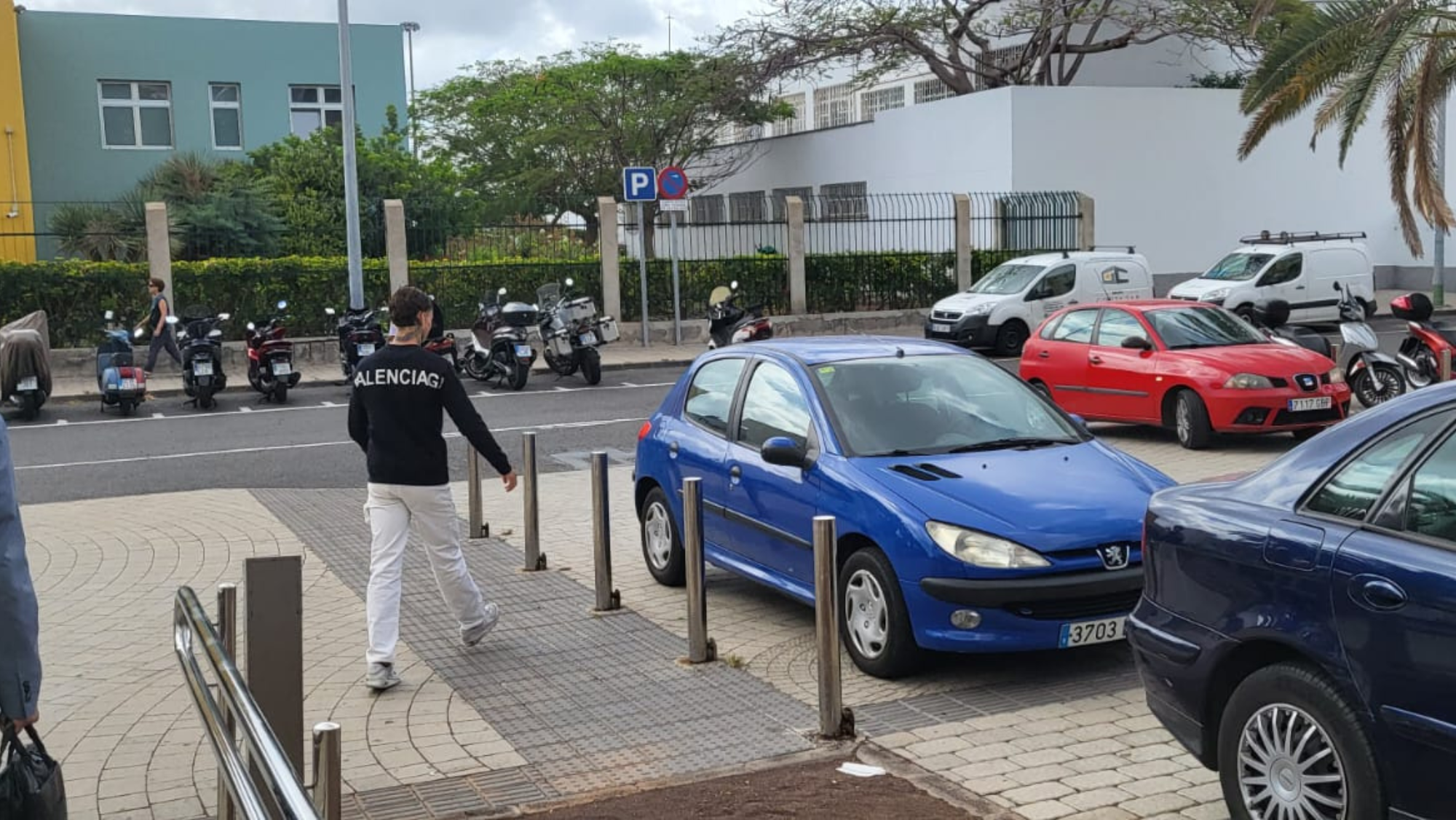 Joel Domínguez, juvenil de la UD Las Palmas, saliendo del Juzgado este jueves con su abogado / ATLÁNTICO HOY - G. DÍAZ MEDINA 