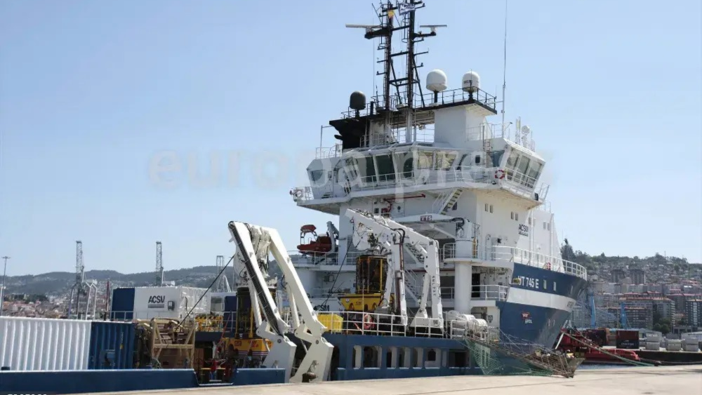 El barco Ártabro, encargado de bajar con robots al Villa de Pitanxo./ EUROPA PRESS