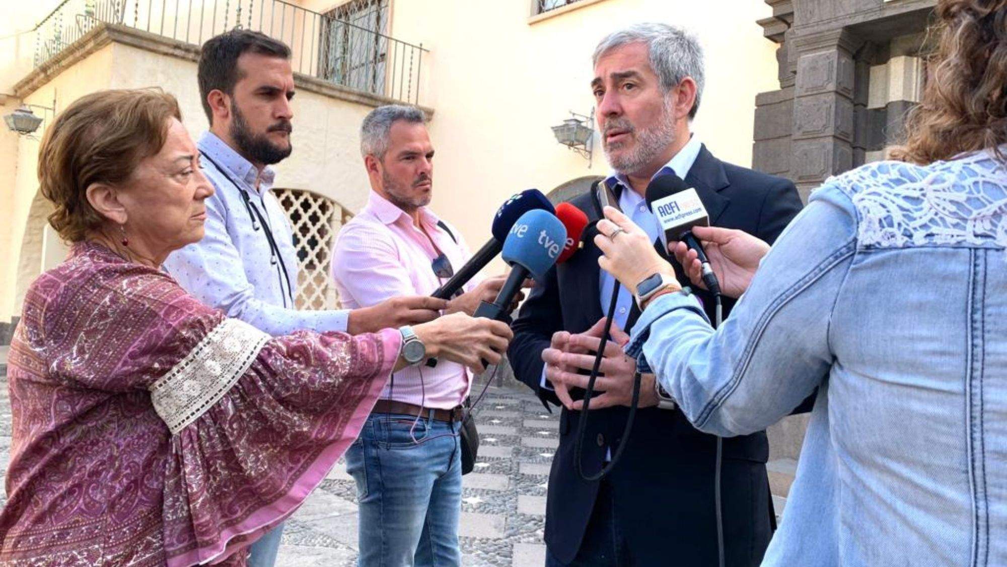 Fernando Clavijo atiende a los medios de comunicación. / Cedida