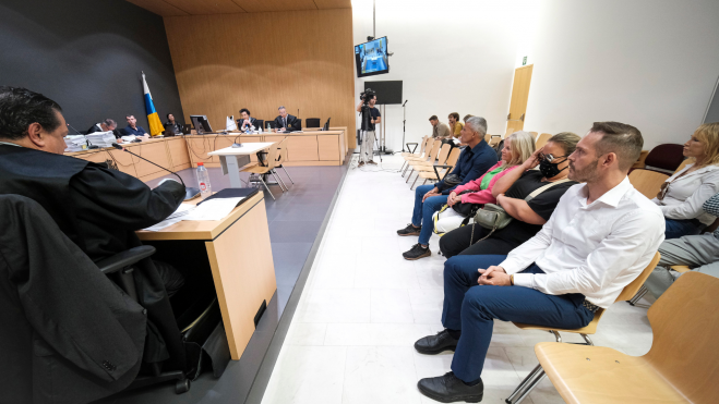 La Audiencia de Las Palmas ha retomado el juicio contra los diseñadores Antonio Mentado (4d), Lenita Burman (3d) y Nicole Mentado (2d) / ÁNGEL MEDINA - EFE