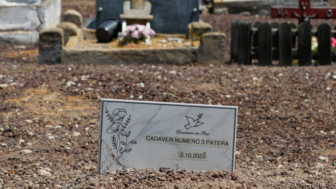 Sepultura en el cementerio de San Lázaro, en Las Palmas de Gran Canaria, de uno de los inmigrantes / EFE - ELVIRA URQUIJO A.