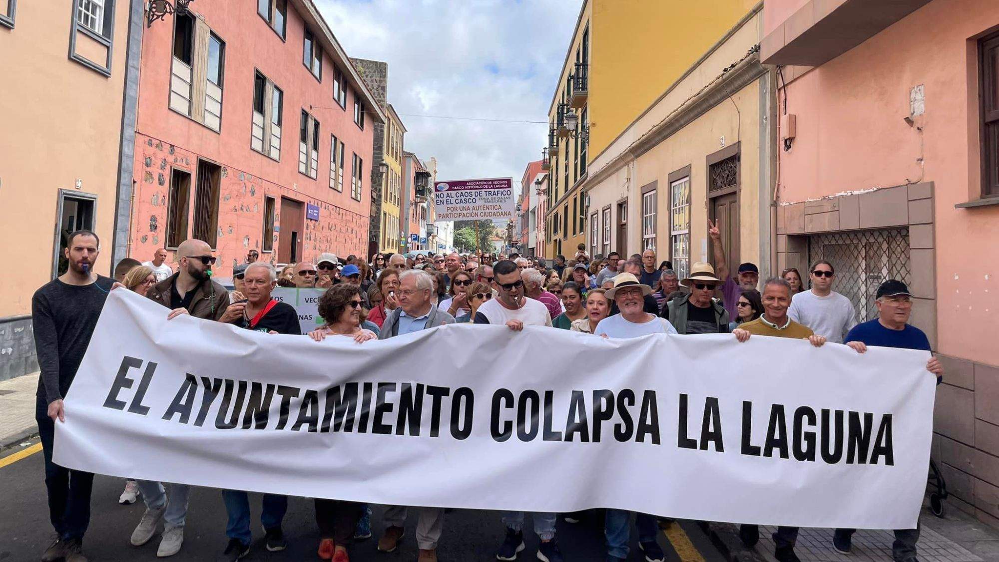 Manifestación de vecinos de La Laguna contra las colas generadas en la ciudad por los cambios en el tráfico en 2022. / ASOCIACION DE VECINOS RUALA / ARCHIVO