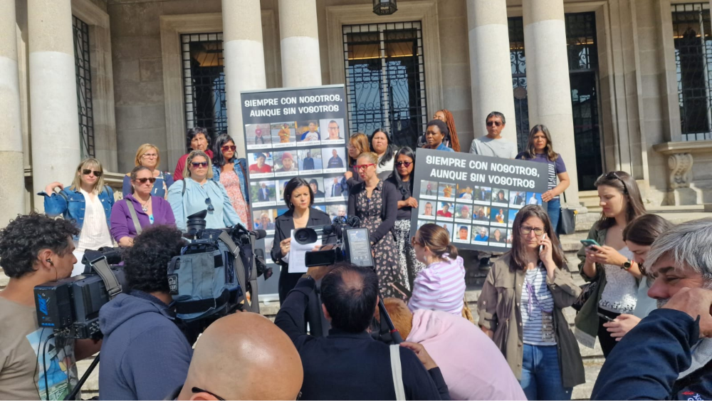 Concentración de los familiares de las víctimas del Villa de Pitanxo concentrados frente a la Delegación del Gobierno en Pontevedra./ CEDIDA