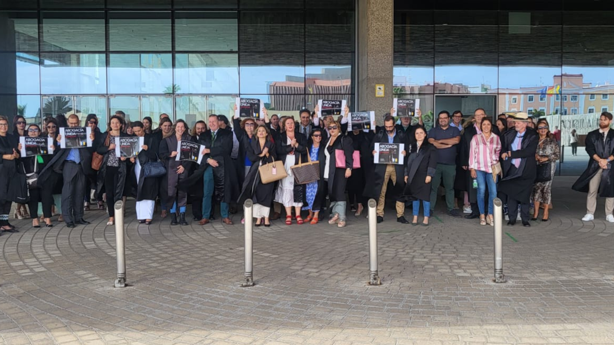 Manifestación de los letrados a las puertas de la ciudad de la Justicia de Las Palmas de Gran Canaria para apoyar a su compañero / ATLÁNTICO HOY - G. DÍAZ MEDINA