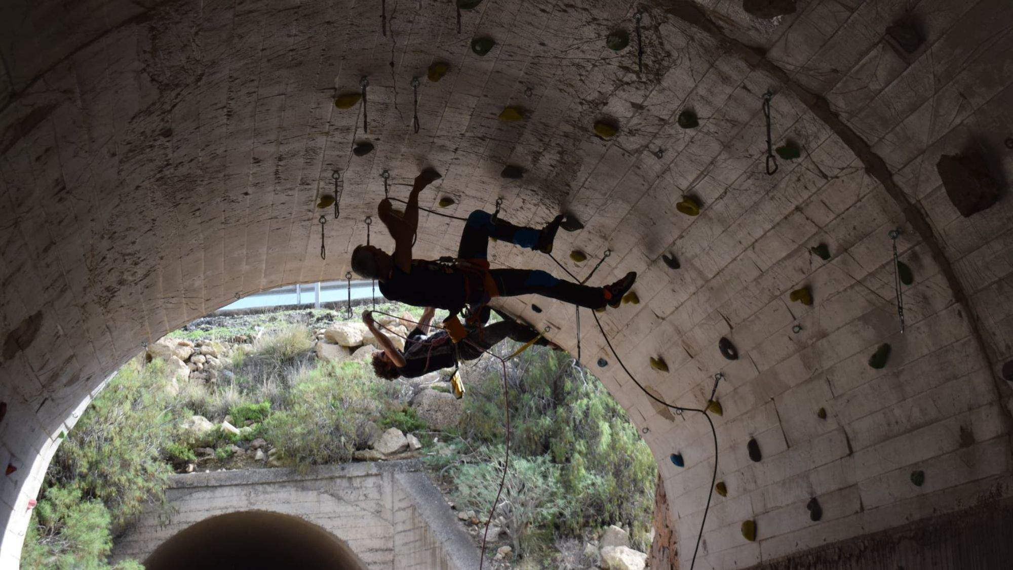 Túnel bajo la carretera de Arico por la que Javier Rodríguez solicitó la subvención. / MAGNESIUM