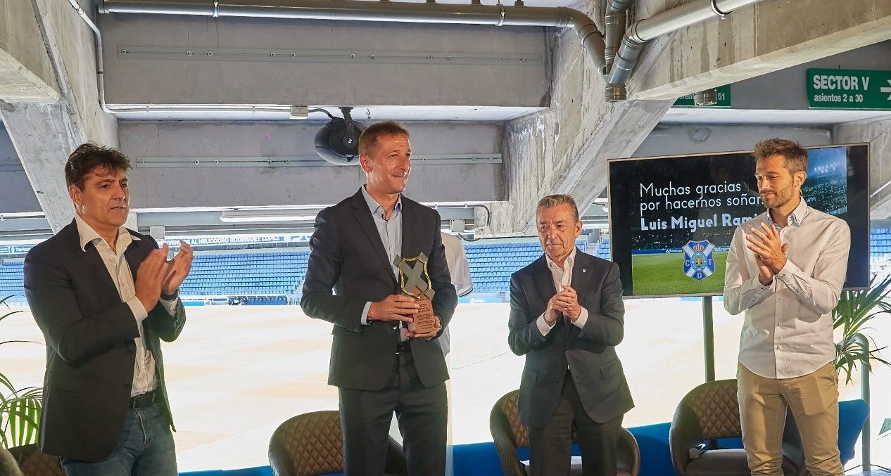 César Gómez, Luis Miguel Ramis, Paulino Rivero y Aitor Sanz presidieron el acto de entrega del distintivo de 'Leyenda Blanquiazul'./ CD TENERIFE.