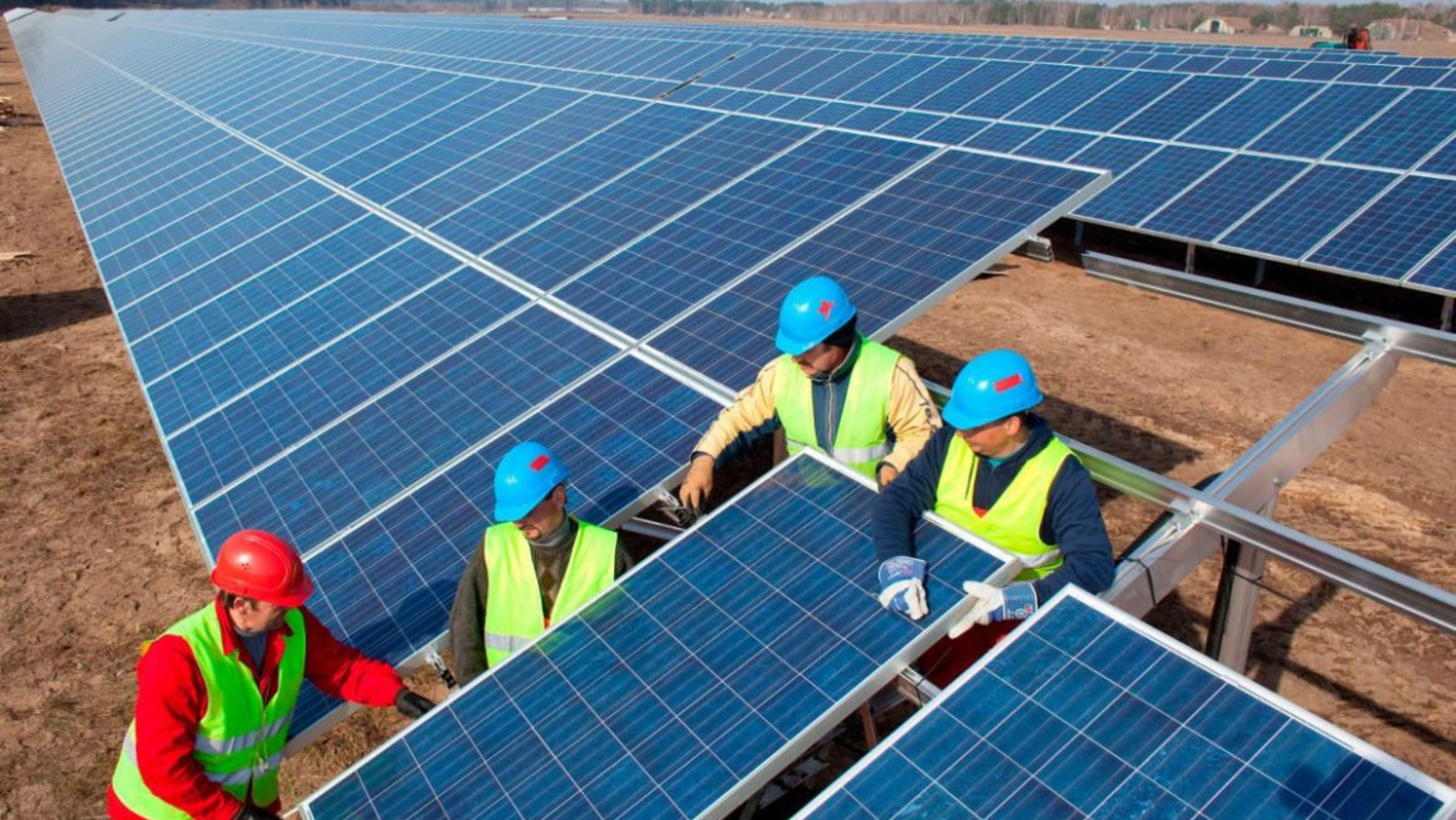 Colocación de paneles para generar renovables. / EFE