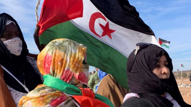 Mujeres con la bandera saharaui/ JAVIER MARTÍN - EFE