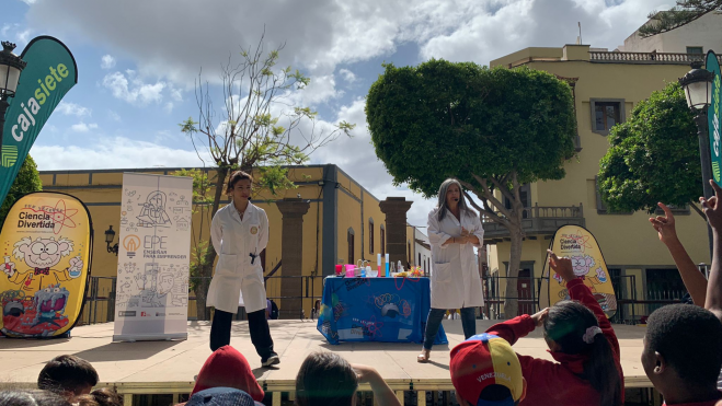 Alumnos en la Feria ‘Enseñar para Emprender’ en Gáldar / FULP Alumnos en la Feria ‘Enseñar para Emprender’ en Gáldar / FULP