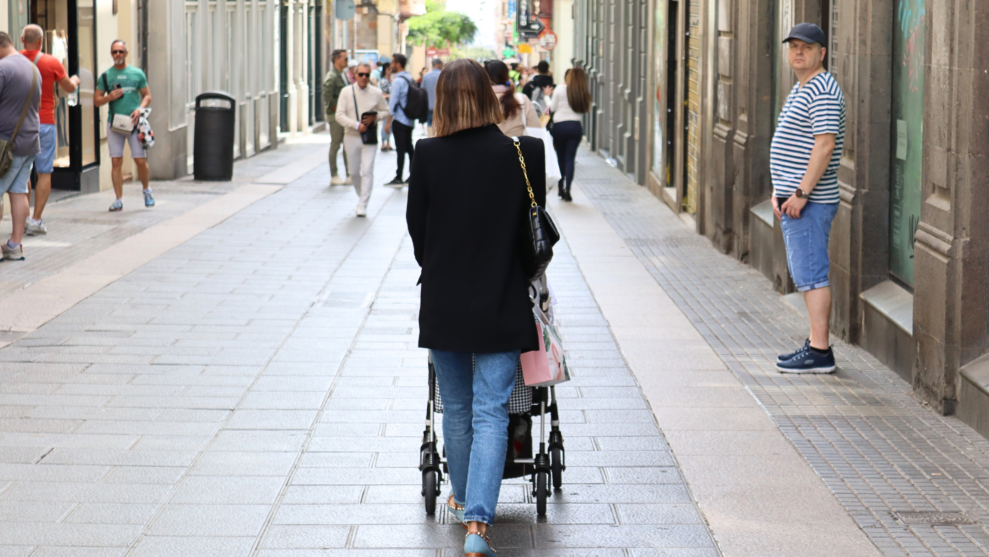 Una mujer pasea por una calle en Canarias con un carrito de bebé. / ATLÁNTICO HOY 