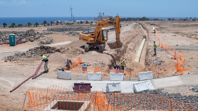 Obras para la nueva conducción de agua desde la estación desaladora a los depósitos de La Herradura.CARLOS DE SAÁ EFE
