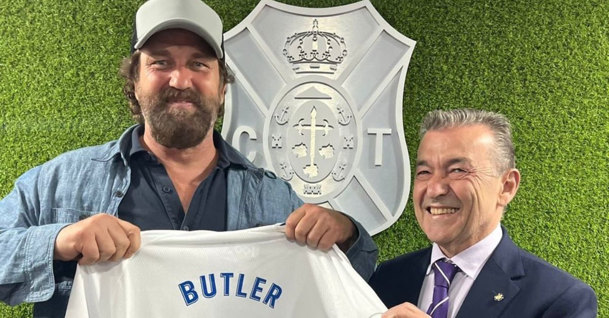 El actor Gerard Butler, conocido por su papel de Leónidas en la película 300, recibió una camiseta del Tenerife como obsequio del club./ CD TENERIFE.